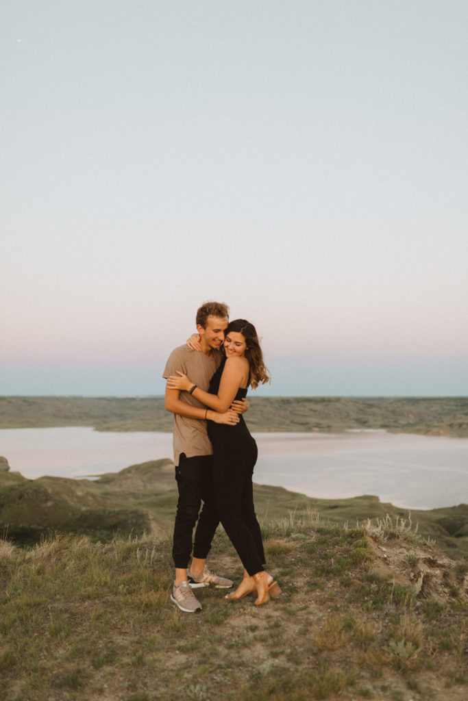 Saskatchewan couples photographer at south saskatchewan river