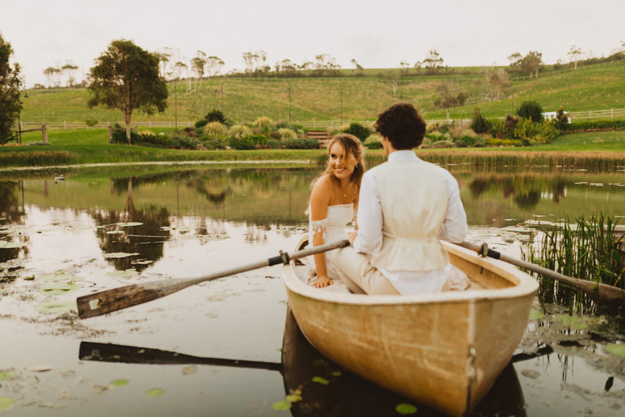 wedding pictures in boat