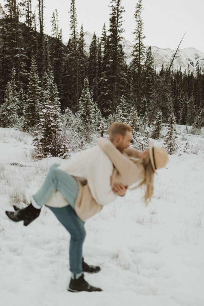 engagement pictures in the mountains
