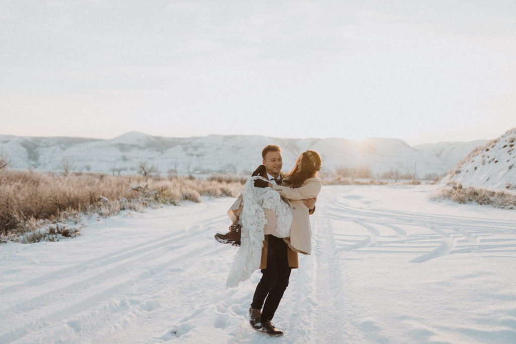 cold and snowy elopement in Drumheller, Alberta
