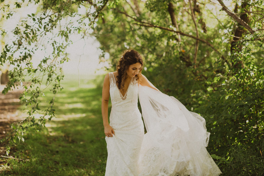 bride in lace wedding dress and long veil
