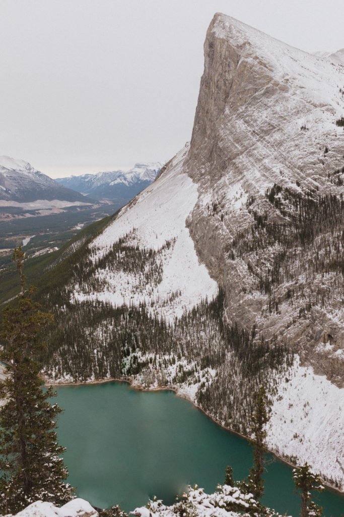 Mountain landscape photography in Banff National Park. How to elope in Banff and find the most beautiful locations.