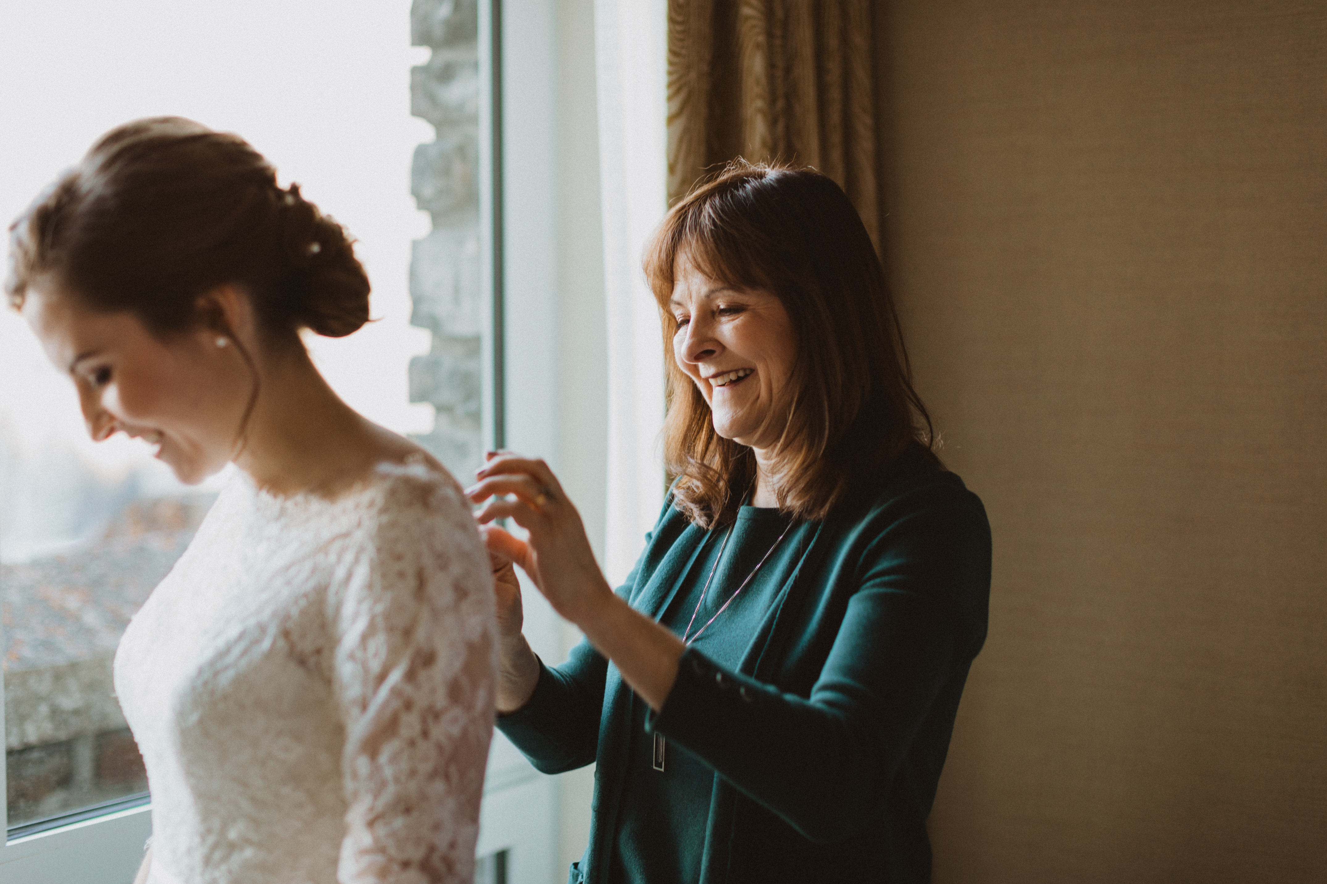 Elope with family - should you do it, pros and cons, and tips on how to involve your loved ones in your elopement day