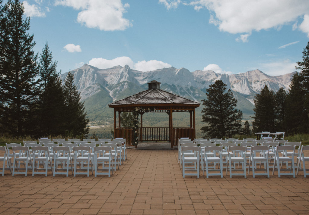 Silvertip Resort is the perfect venue for your intimate wedding in the mountains. Get married at the gasebo overlooking gorgeous mountains