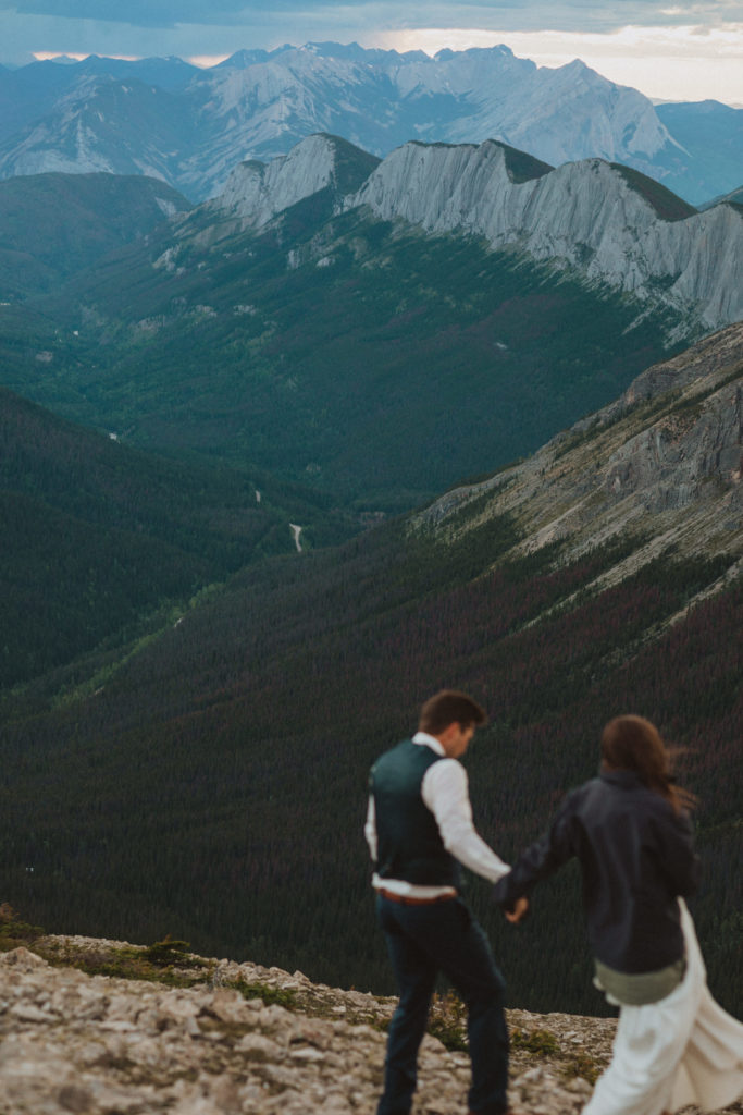 Hiking Elopement Pictures in Jasper National Park by Liv Hettinga Photography