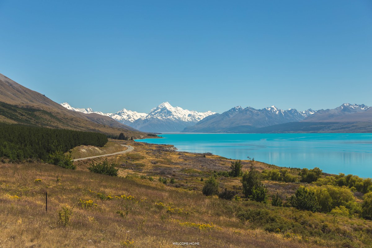 mount cook and lake in new zealand